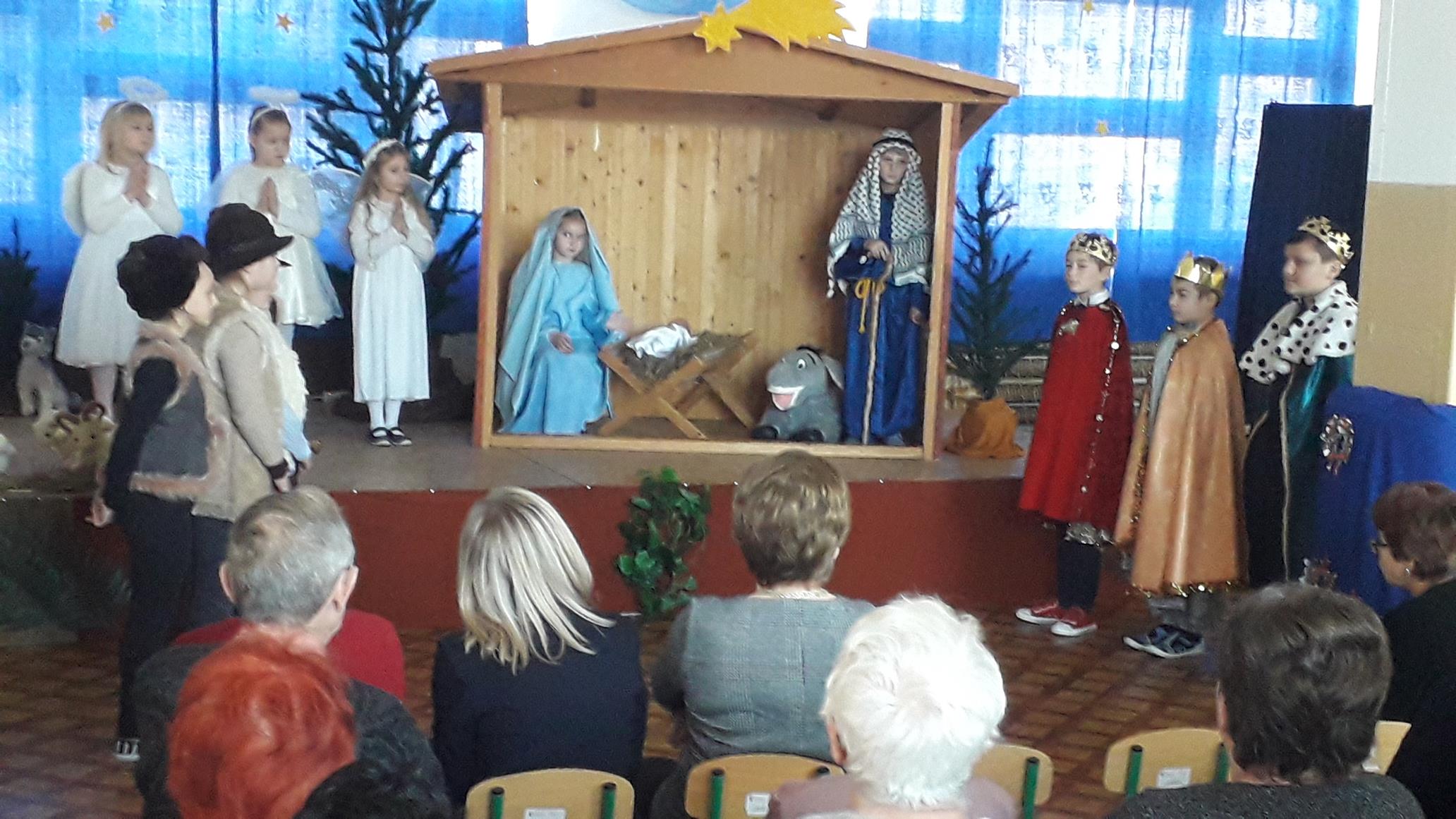 Wspominamy Święto Babć i Dziadków w Szkole w Męcinie Wielkiej